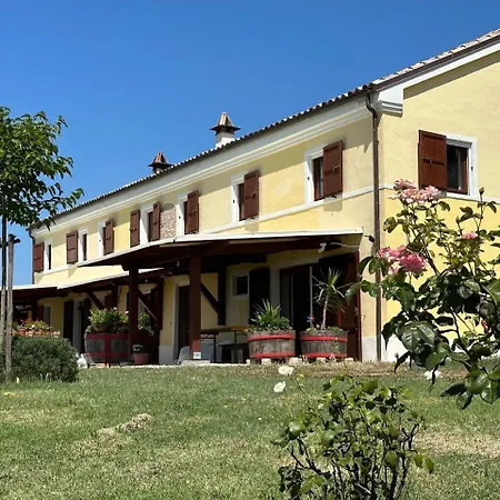 Relaxing Getaway With A Dreamlike Pool Daire Senigallia